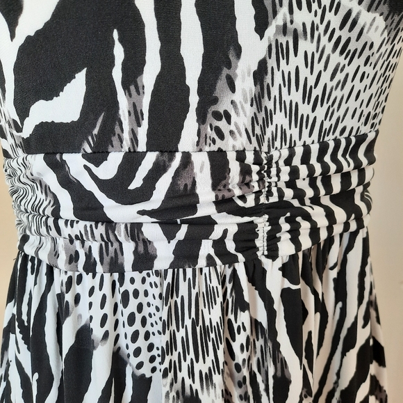 Adorable zebra print dress and scarf - Picture 4 of 8